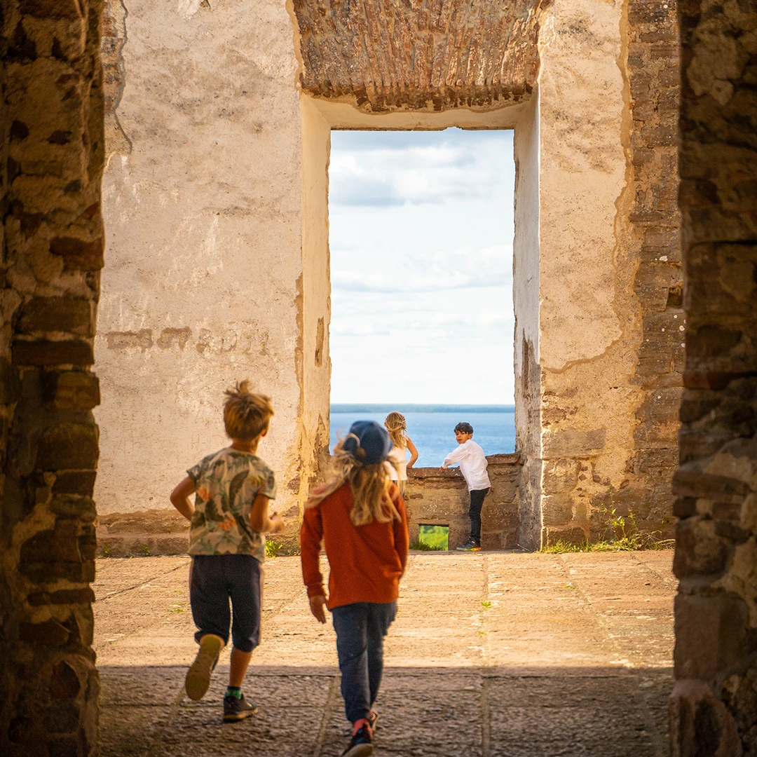 Borgholms slottsruin - en perfekt aktivitet för hela familjen.